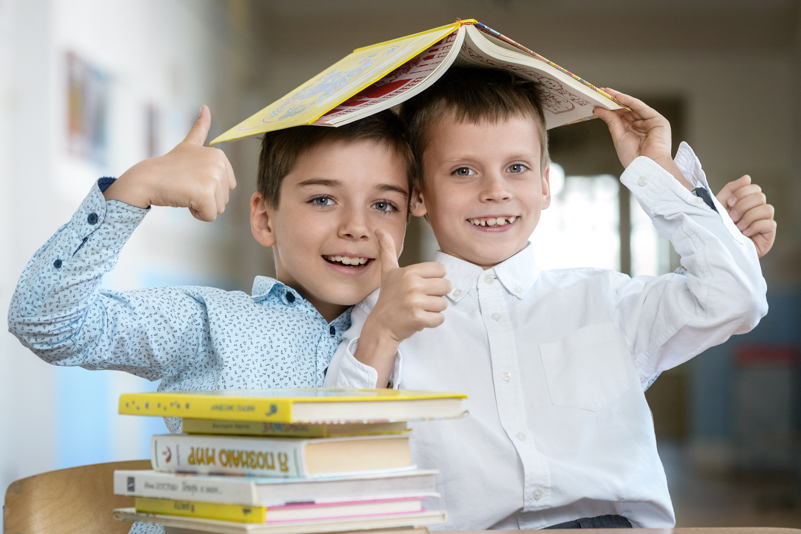Два ученика начальной школы с учебниками 