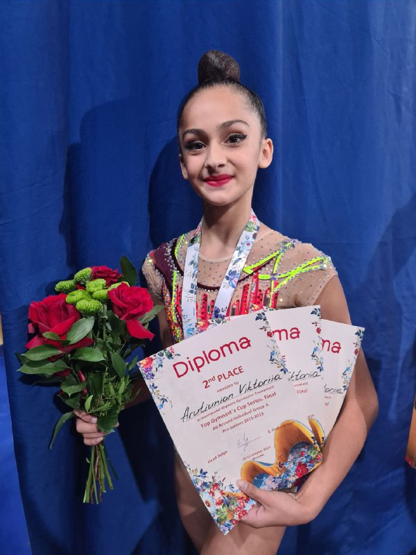 Международные соревнования «Финал Кубка сильнейших» в Лужниках      С 11 по 14 октября 2023 во Дворце гимнастики Ирины Винер-Усмановой прошли Международные соревнования по художественной гимнастике «Финал Кубка сильнейших».Виктория Арутюнян не только представила наш клуб в данных соревнованиях, а также принесла золотую, серебряную и бронзовую медаль Поздравляем её и желаем ей дальнейших успехов.    