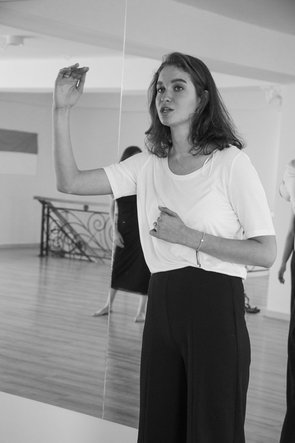 Anasta explaining posing during a workshop
