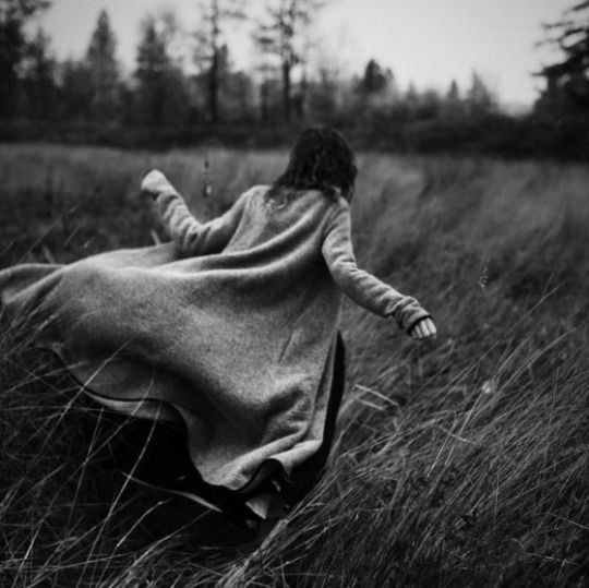 Девушка на берегу