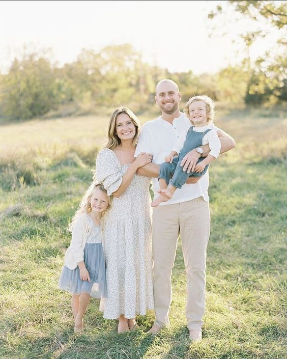 Примеры гармоничных сочетаний одежды для весенне-летних фотопрогулок. Семейный и Свадебный фотограф. Санкт-Петербург. Пушкин