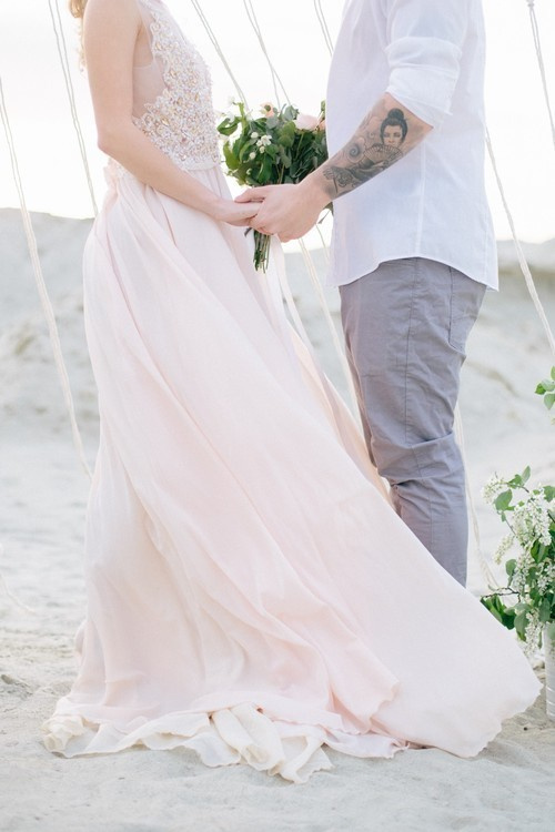 История любви на песчаных барханах в Екатеринбурге. Свадебный и семейный фотограф Ксения Шекк Екатеринбург