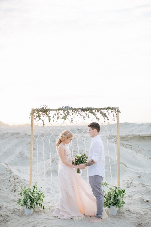 История любви на песчаных барханах в Екатеринбурге. Свадебный и семейный фотограф Ксения Шекк Екатеринбург