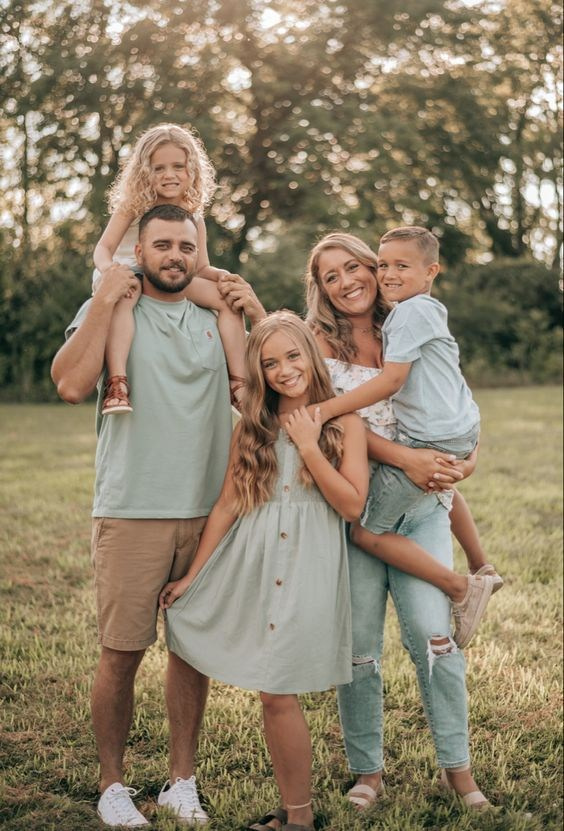 Примеры гармоничных сочетаний одежды для весенне-летних фотопрогулок. Семейный и Свадебный фотограф. Санкт-Петербург. Пушкин