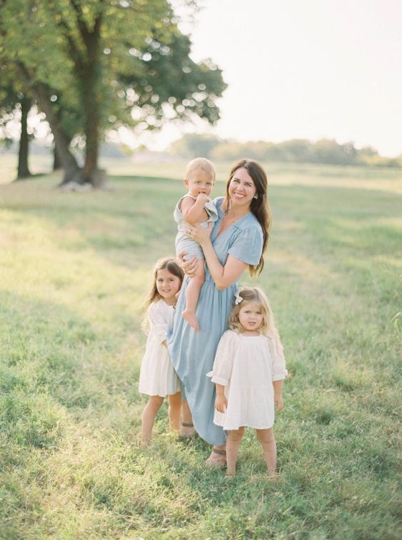 Примеры гармоничных сочетаний одежды для весенне-летних фотопрогулок. Семейный и Свадебный фотограф. Санкт-Петербург. Пушкин