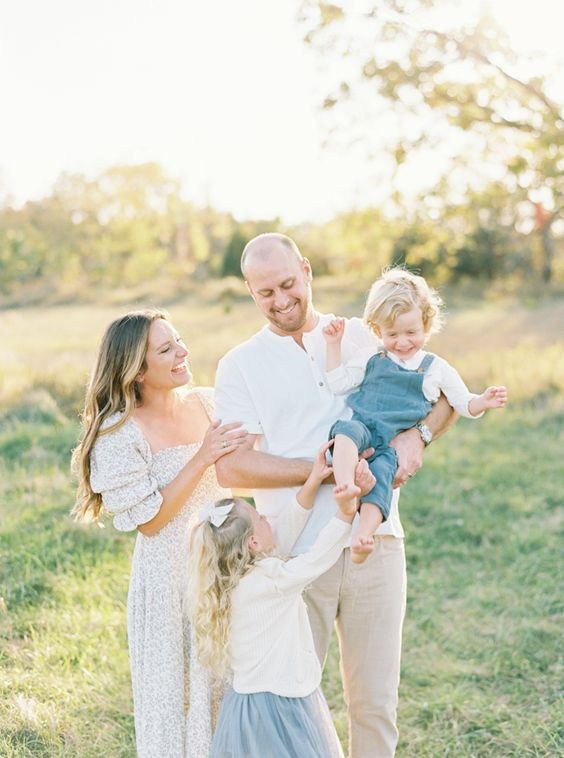 Примеры гармоничных сочетаний одежды для весенне-летних фотопрогулок. Семейный и Свадебный фотограф. Санкт-Петербург. Пушкин