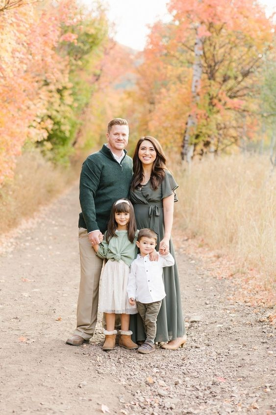 Примеры гармоничных сочетаний одежды для весенне-летних фотопрогулок. Семейный и Свадебный фотограф. Санкт-Петербург. Пушкин