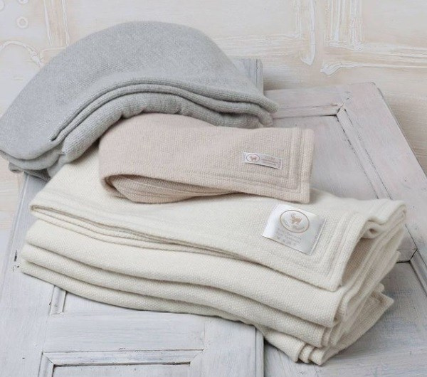Home cashmere fot yachts, jets, villas — Made in Italy