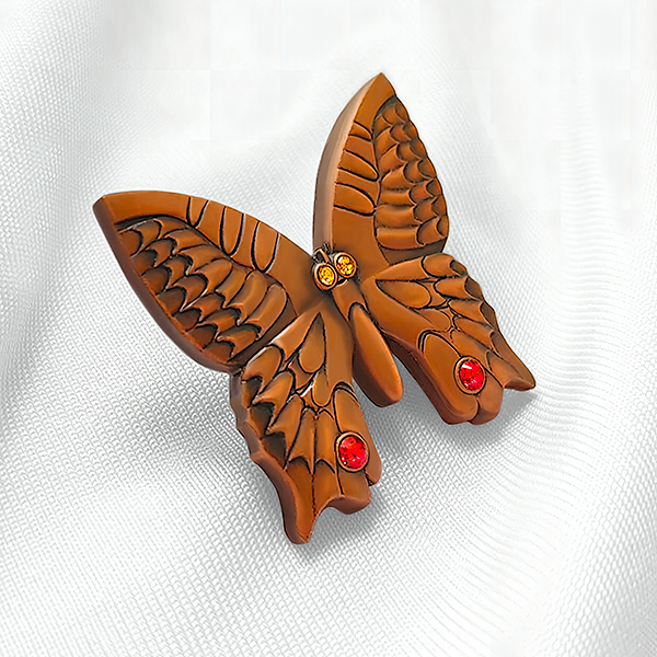 Предметная съёмка Значок из металла в технологии литьём или штамповкой с гальваническим покрытием античная медь и с инкрустацией стразами или натуральными камнями