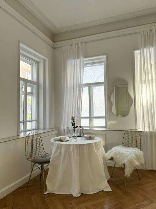 светлый зал фотостудии с мягким естественным светом