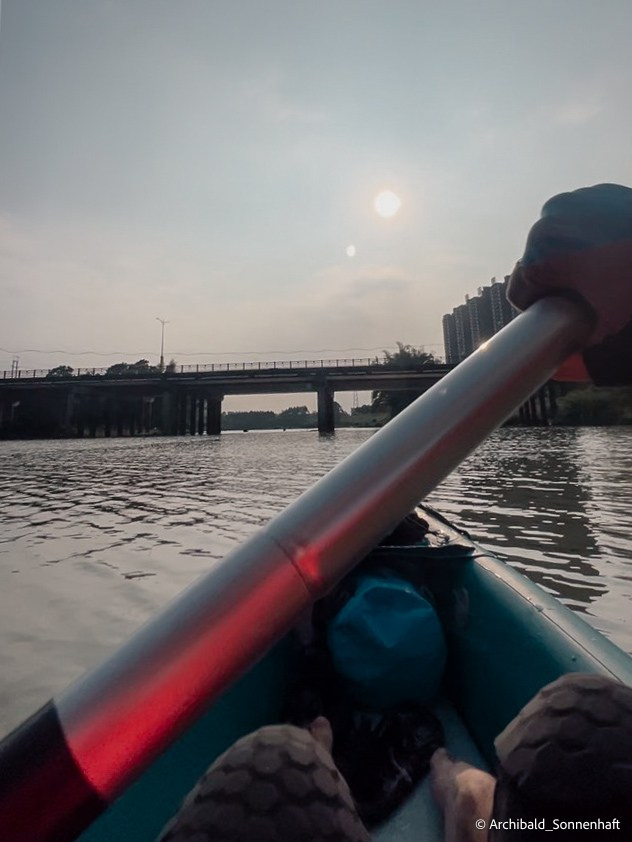 Weekend kayaking trip. Photographer in Guangzhou, China. Archibald Sonnenhaft