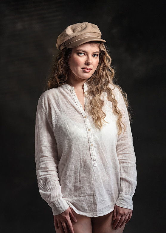 красотка в кепке с длинными волосами