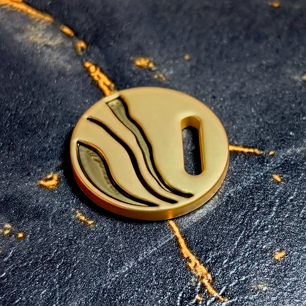 Шильд для ляссе с матовым покрытием золотом и с полупрозрачными эмалями