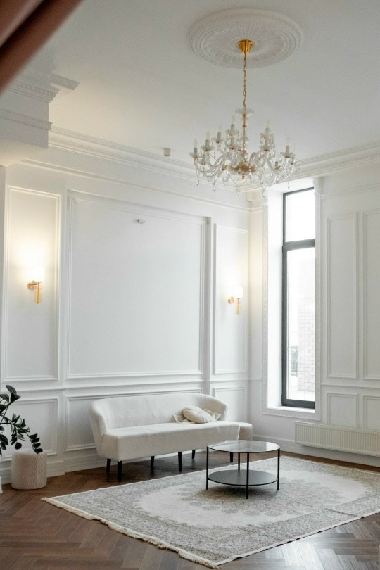 светлый зал фотостудии с мягким естественным светом