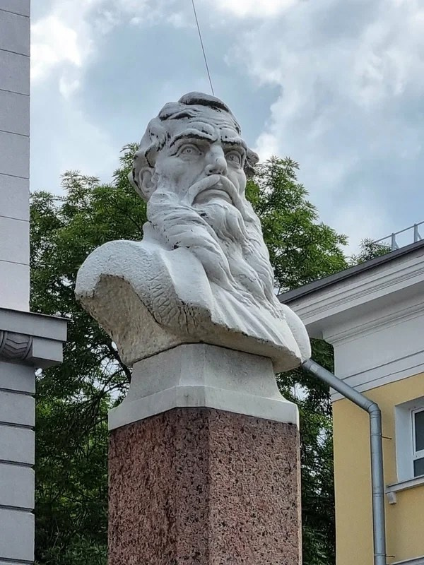 бюст Кузьме Минину у обкомовского дома № 1 на ул. Минина