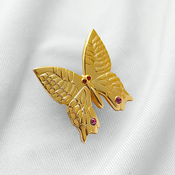 Каталожная съёмка -Значки из металла в технологии литьём или штамповкой с покрытием светлым золотом и с инкрустацией стразами и натуральными камнями