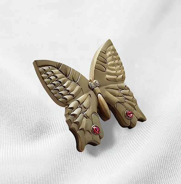 Значки из металла, созданные с применением технологий литья или штамповки, с покрытием античным хромом и инкрустацией стразами или натуральными камнями