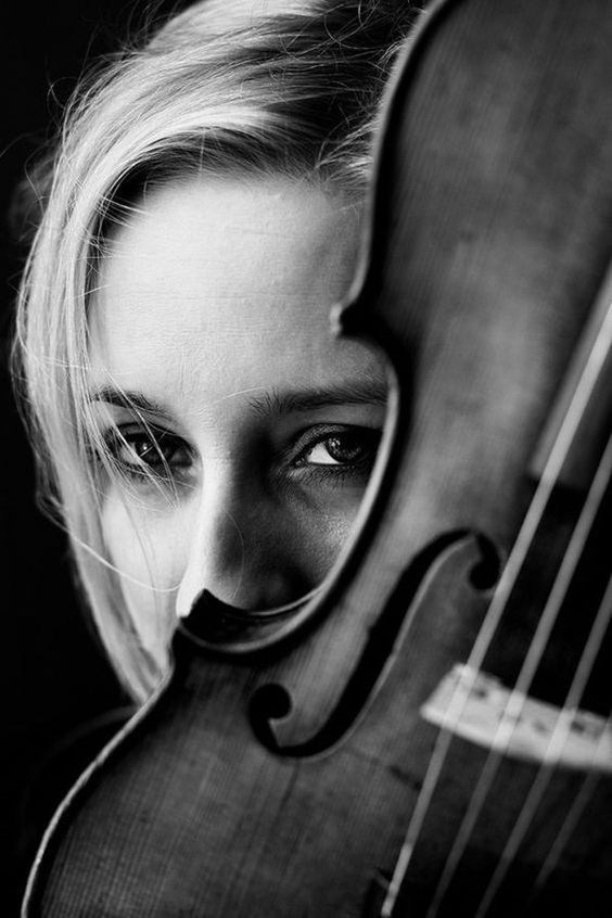 Скрипка и девушка. Фотограф в Екатеринбурге Юлия Ташлыцкая