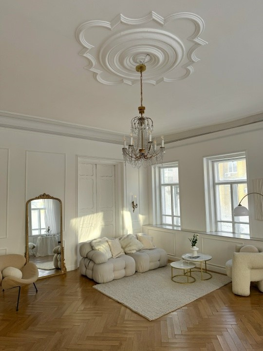 светлый зал фотостудии с мягким естественным светом