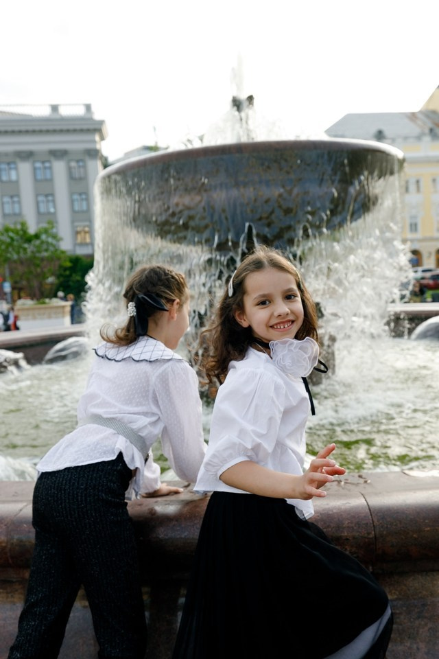 Прогулка мамы с дочками. Фотограф Москва