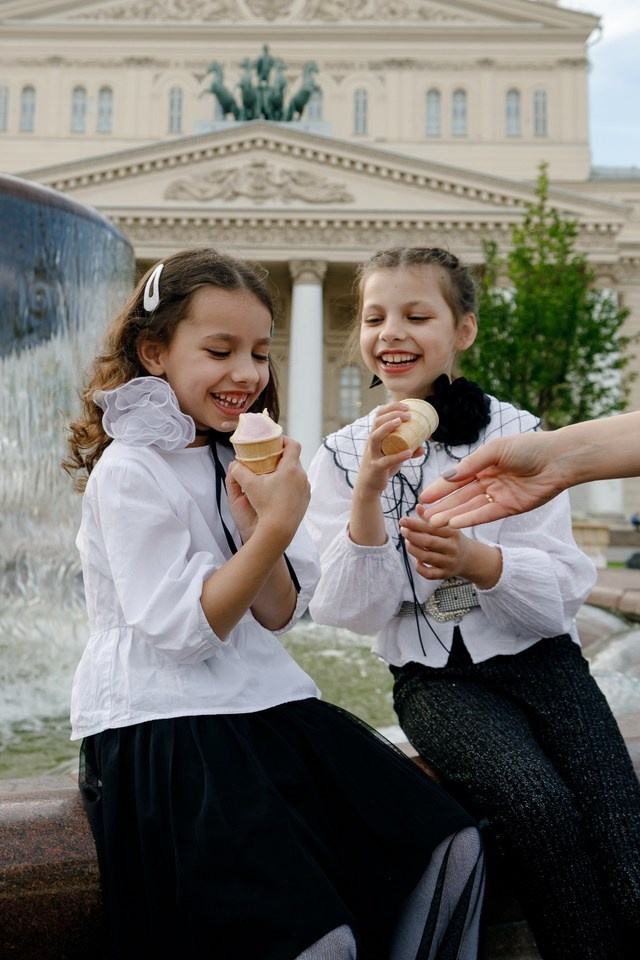 Прогулка мамы с дочками. Фотограф Москва