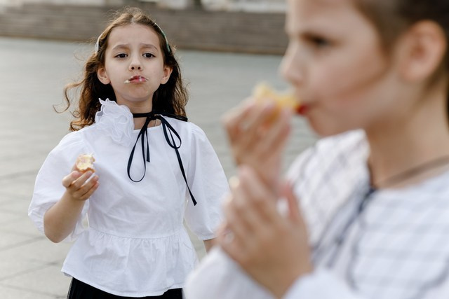Прогулка мамы с дочками. Фотограф Москва