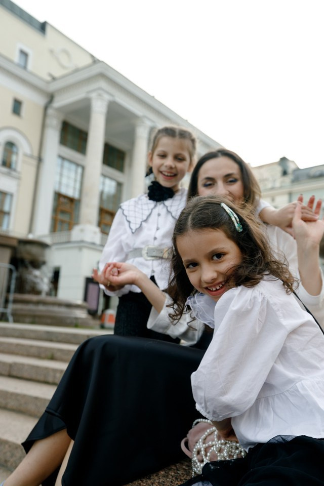 Прогулка мамы с дочками. Фотограф Москва