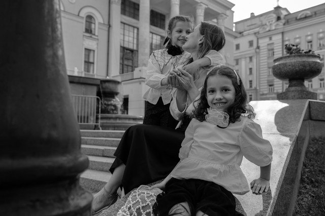 Прогулка мамы с дочками. Фотограф Москва