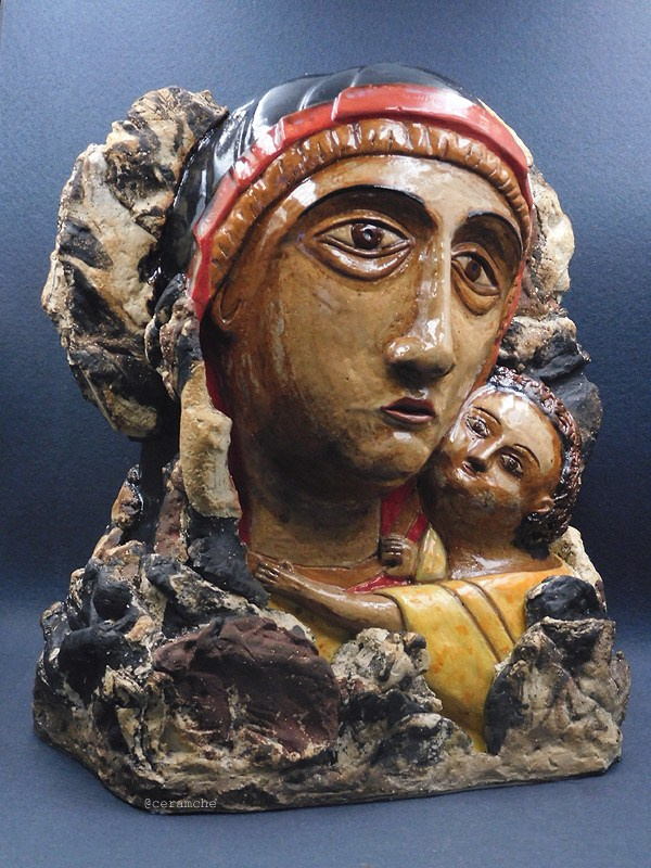 Керамическая скульптура Богородицы, выполненная по мотивам иконы Богоматери Умиление Подкубенской XIV века, почитающейся чудотворной. Авторская керамика, ручная работа.
