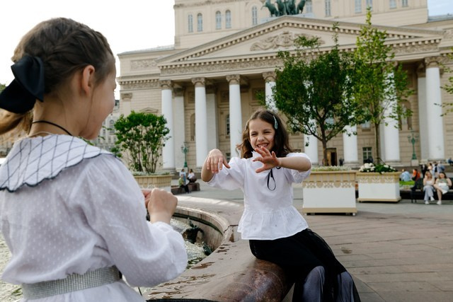 Прогулка мамы с дочками. Фотограф Москва