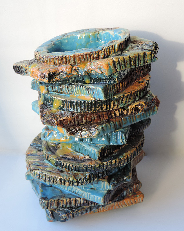 Керамическая ваза абстрактной формы вылепена вручную из шамота, роспись ангобами и глазурями. Авторская керамика, ручная работа, высокий обжиг.