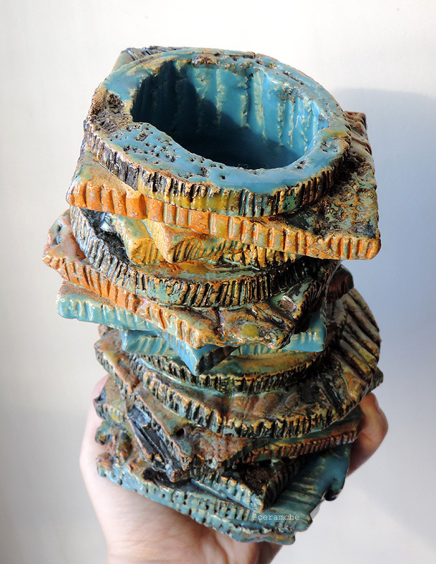 Керамическая ваза абстрактной формы вылепена вручную из шамота, роспись ангобами и глазурями. Авторская керамика, ручная работа, высокий обжиг.