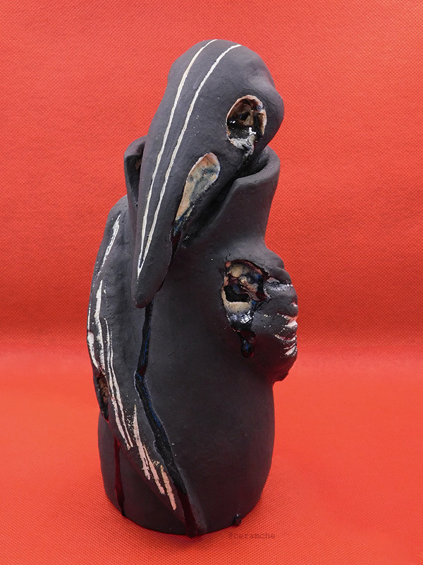 Керамическая скульптура из шамота с добавлением стекла Ворон Хугин (Мыслящий), создана в 2018 году. Авторская керамика, ручная работа, высокий обжиг.