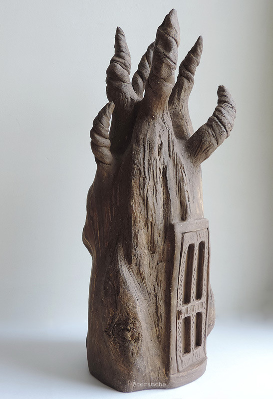 Керамическая скульптура "Притча об узкой двери". Евангелие от Луки, Глава 13,  стихи 22-30: "Стремитесь с усердием, чтобы войти в тесные врата, ибо, сказываю вам, многие поищут войти, и не возмогут". Авторская керамика, ручная работа, высокий обжиг.