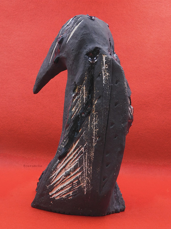 Керамическая скульптура из шамота с добавлением стекла Ворон Мунин (Помнящий), создана в 2018 году. Авторская керамика, ручная работа, высокий обжиг.