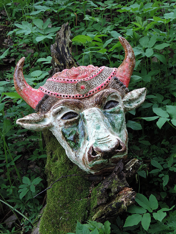 Керамическая маска Минотавра из шамотированного фарфора. Ручная лепка и роспись ангобами и глазурями. Авторская керамика, ручная работа, высокий обжиг.