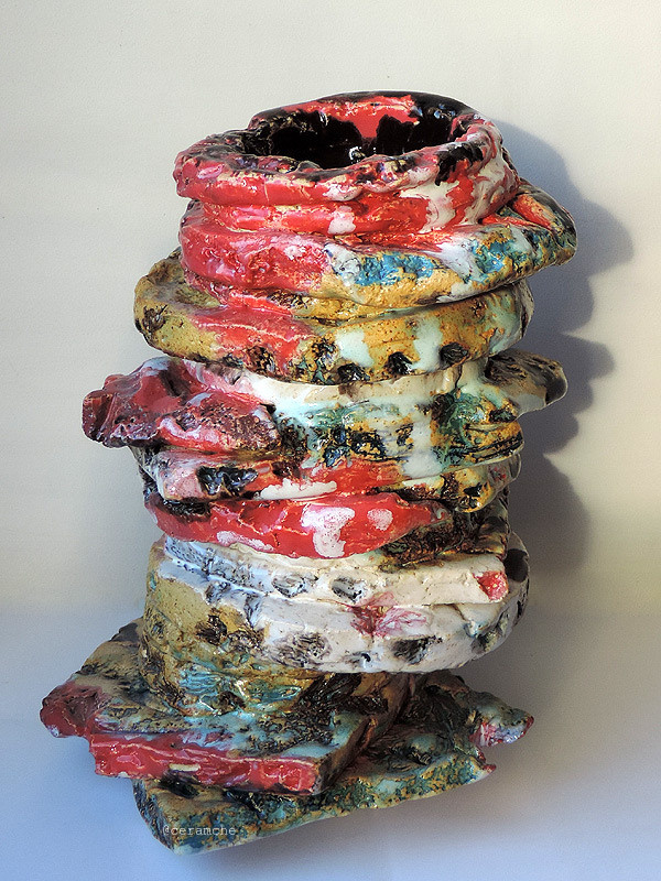 Керамическая ваза абстрактной формы вылепена вручную из шамота, роспись ангобами и глазурями. Авторская керамика, ручная работа, высокий обжиг.