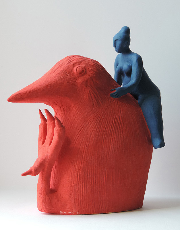 Авторская керамика Марии Чудиной Ceramche. Керамическая скульптура Красный ворон выполнена вручную из шамота и расписана ангобами. 