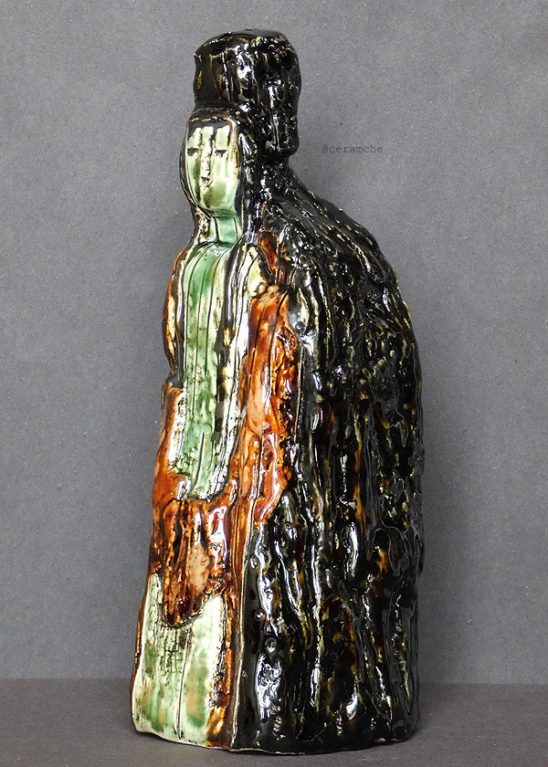 Керамическая скульптура "Своя ноша не тянет"  выполнена из каменной массы. Ручная лепка и роспись ангобами и глазурями. Авторская керамика, ручная работа, высокий обжиг.