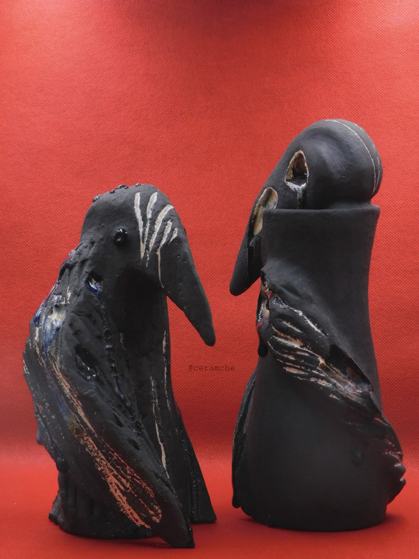 Керамические статуэтки из шамота с добавлением стекла Вороны Мунин (Помнящий) и Хугин (Мыслящий), созданы в 2018 году. Авторская керамика, ручная работа, высокий обжиг.