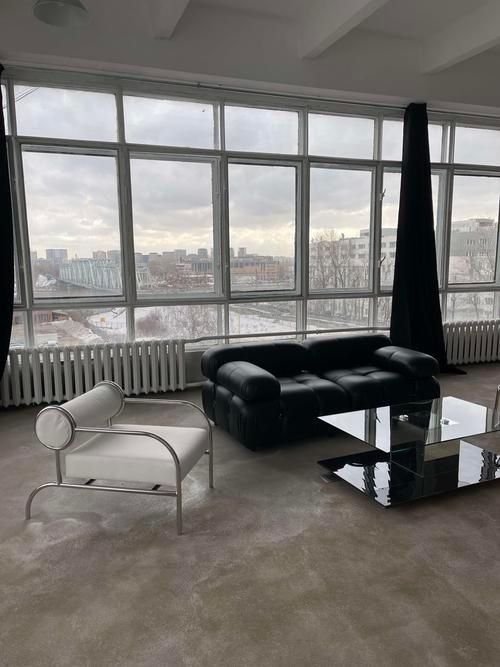 Офисная мебель возле окна в фотостудии