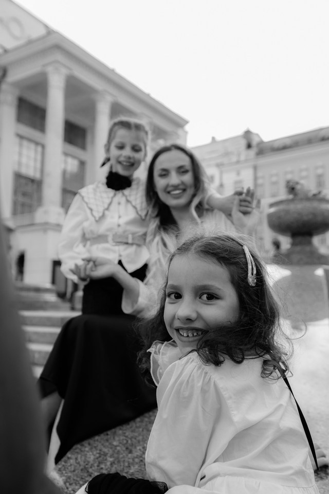 Прогулка мамы с дочками. Фотограф Москва