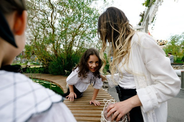 Прогулка мамы с дочками. Фотограф Москва