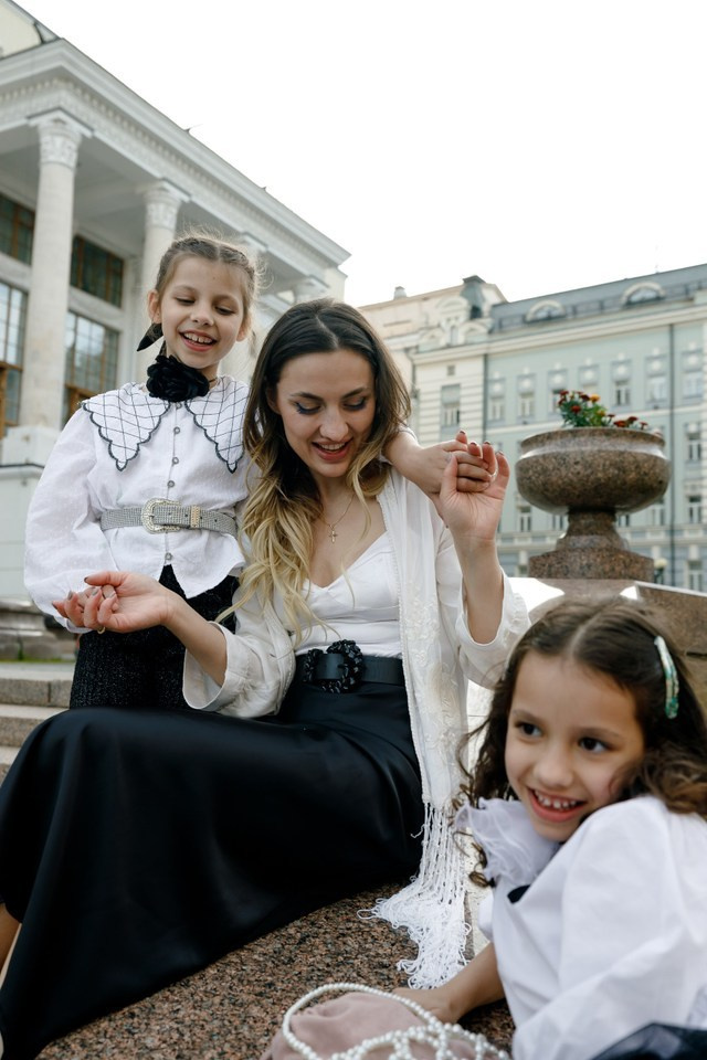 Прогулка мамы с дочками. Фотограф Москва