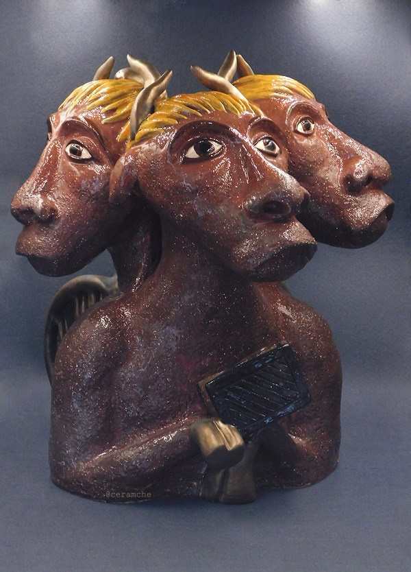 Авторская керамика ручной работы. #Тетраморф в образе отдельных четырёх апокалиптических существ — стражей четырёх углов Трона Господа и четырёх пределов рая. В традиционном толковании символ евангелиста Луки и форма его традиционного символического изображения - крылатый телец, держащий Евангелие. #Телец, жертвенное животное, - символ Луки, потому что он отразил священническую сущность Христа.