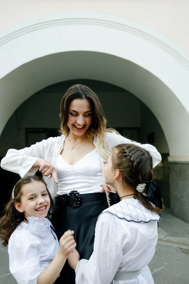 Прогулка мамы с дочками. Фотограф Москва