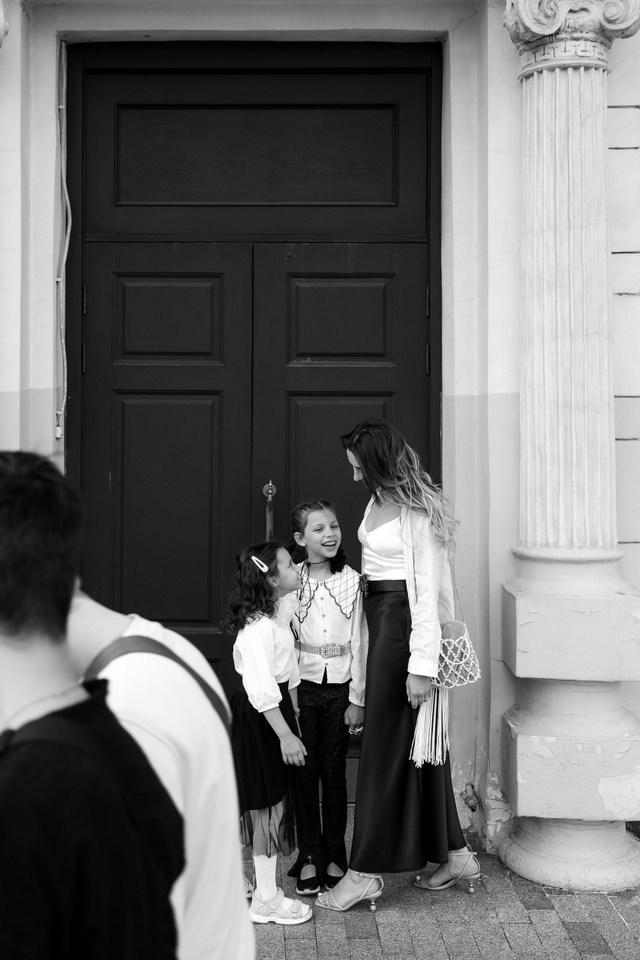 Прогулка мамы с дочками. Фотограф Москва