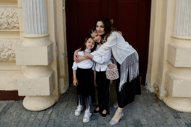 Прогулка мамы с дочками. Фотограф Москва