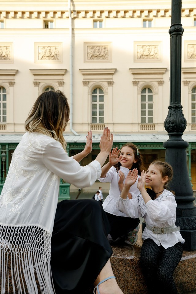 Прогулка мамы с дочками. Фотограф Москва