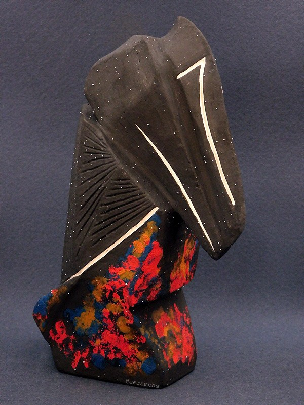 Керамическая скульптура из шамота. Покрыта ангобами. Создана в 2025 году. Авторская керамика, ручная работа, высокий обжиг.